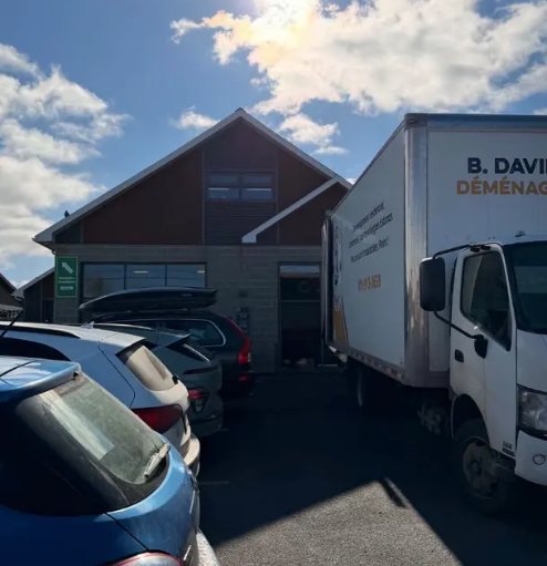Davidson truck in front of a business